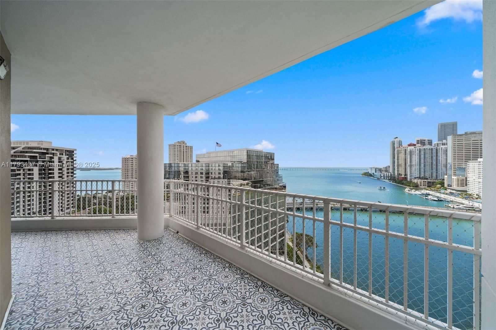 Real estate property located at 701 Brickell Key Blvd #1812, Miami-dade, Courvoisier Courts Condo, Miami, FL