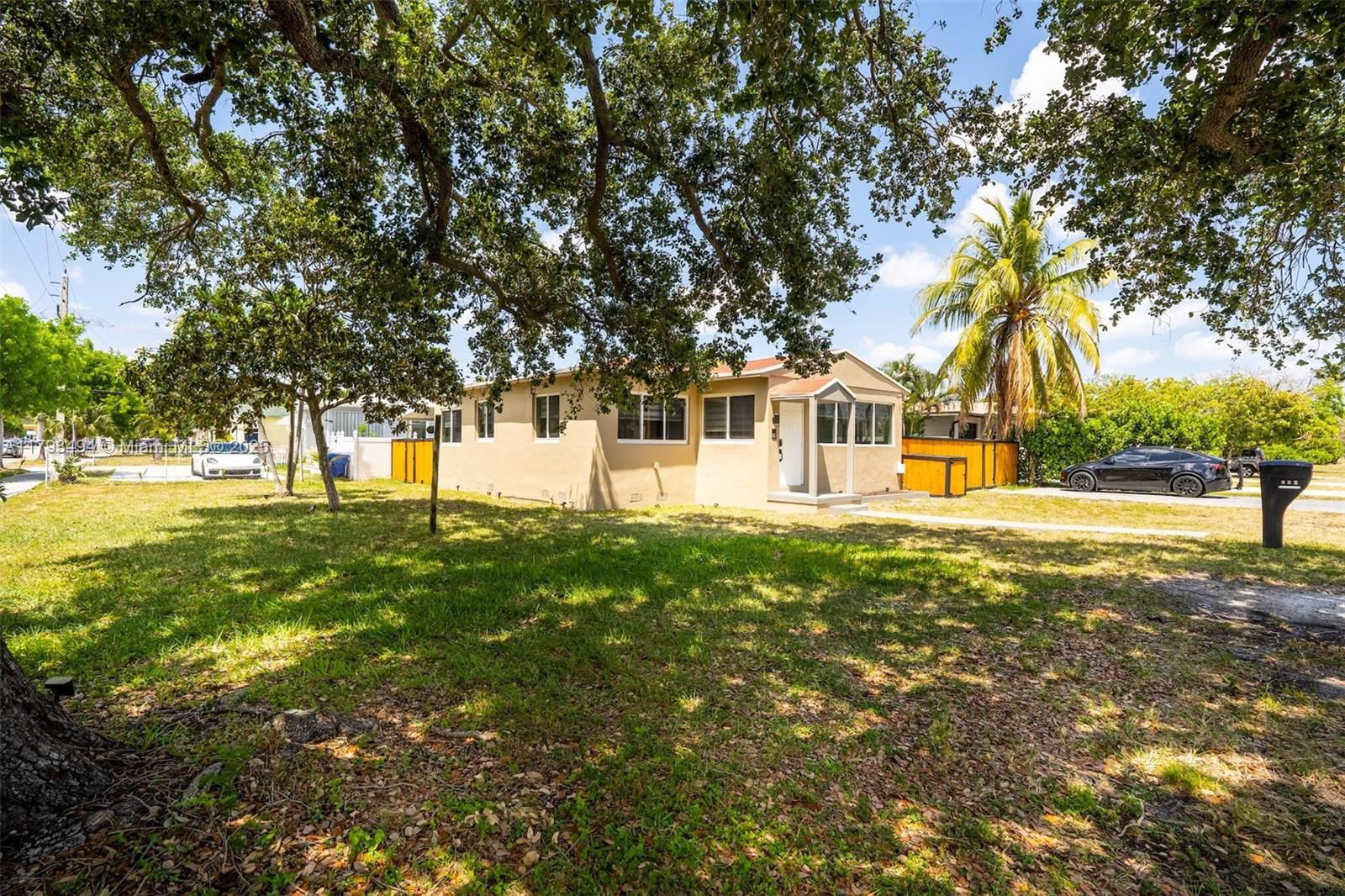 Real estate property located at 327 28th Ave, Broward, Hollywood Little Ranches, Hollywood, FL