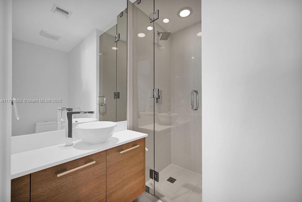 Real estate property located at 650 32nd St #1004, Miami-dade, Paraiso Bay Condo, Miami, FL