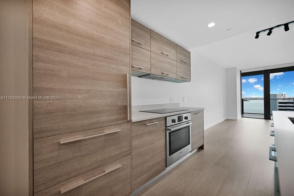 Real estate property located at 650 32nd St #1004, Miami-dade, Paraiso Bay Condo, Miami, FL