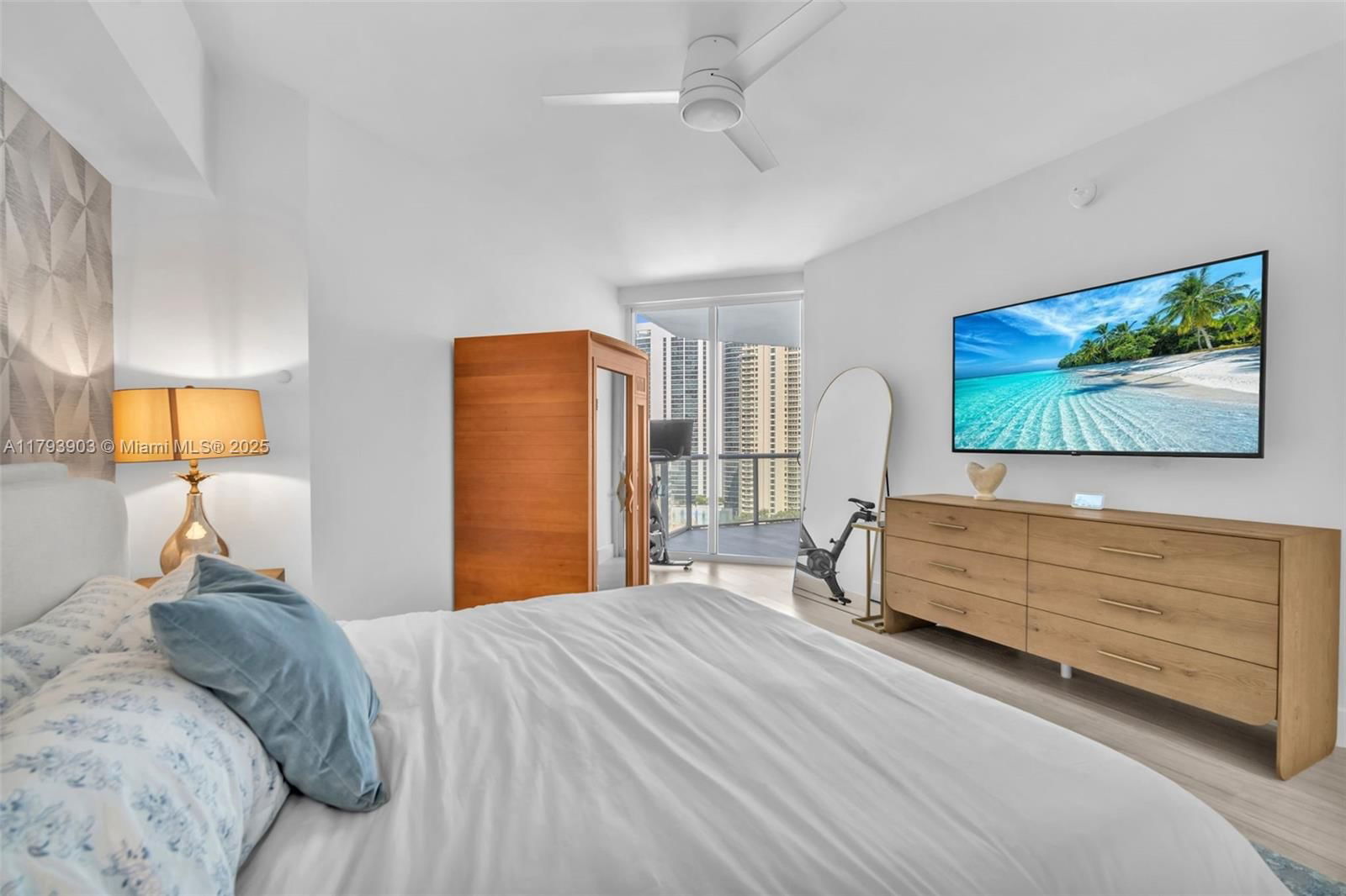 Real estate property located at 333 Las Olas Way #2209, Broward, Las Olas River House Cond, Fort Lauderdale, FL
