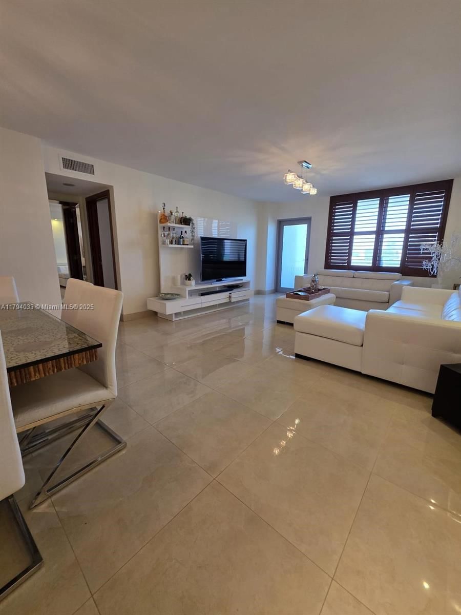 Real estate property located at 9225 Collins Ave #1409, Miami-dade, Four Winds Condo, Surfside, FL