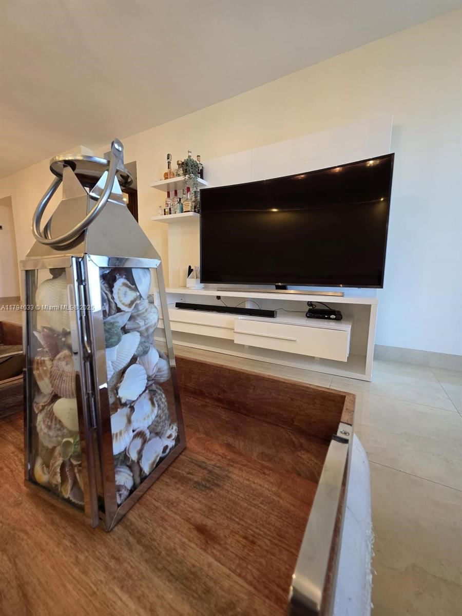 Real estate property located at 9225 Collins Ave #1409, Miami-dade, Four Winds Condo, Surfside, FL