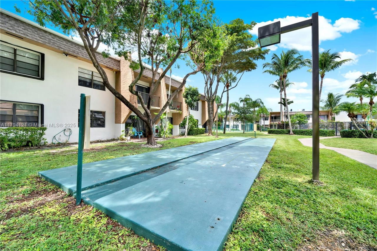 Real estate property located at 8267 128th St #208, Miami-dade, Sunrise Point Condo Bldg, Pinecrest, FL
