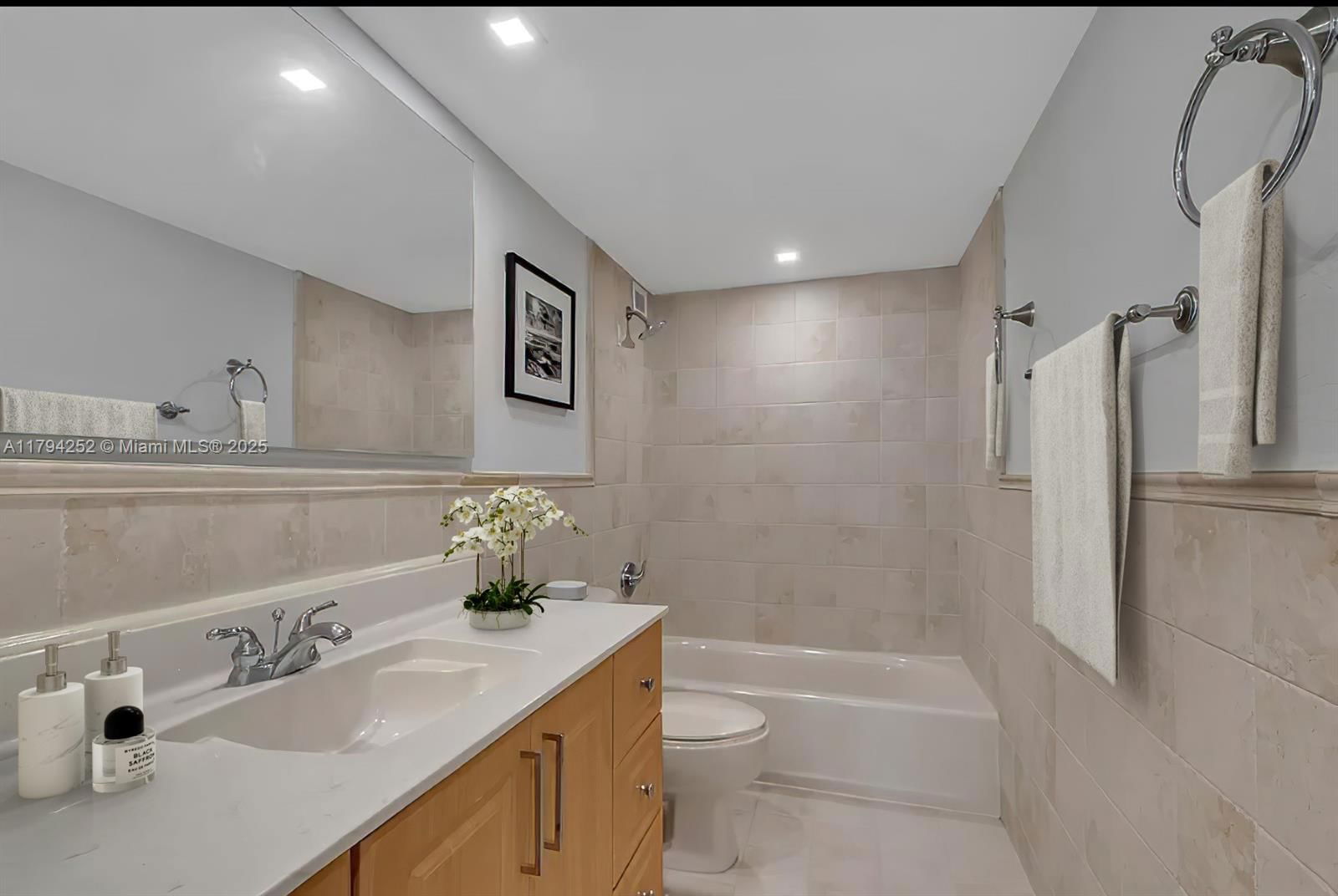 Real estate property located at 5401 Collins Ave #411, Miami-dade, The Carriage House Condo, Miami Beach, FL