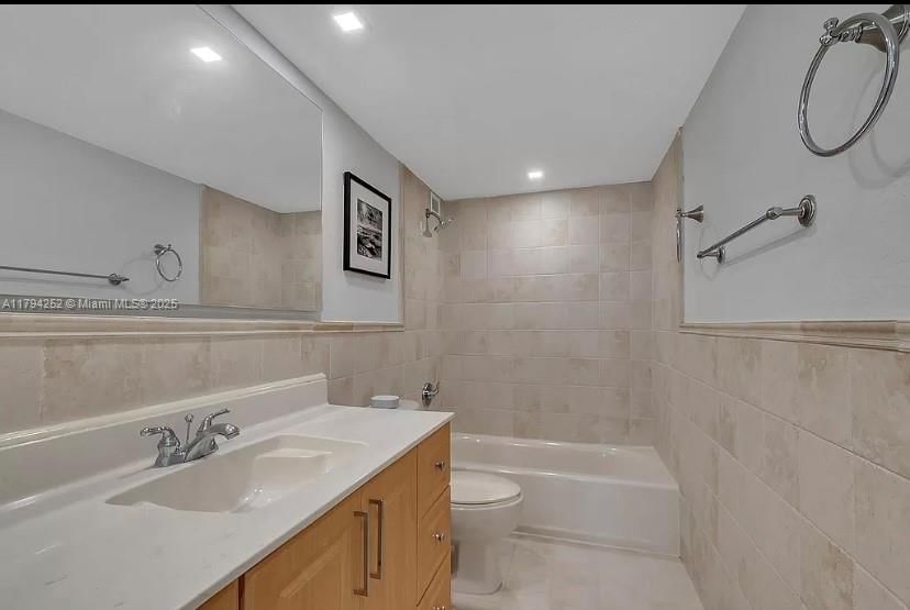 Real estate property located at 5401 Collins Ave #411, Miami-dade, The Carriage House Condo, Miami Beach, FL