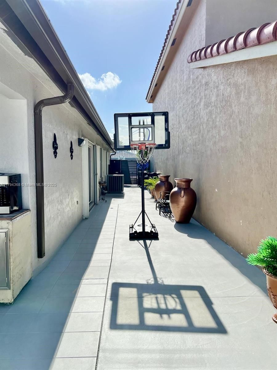 Real estate property located at 9511 155th Ave, Miami-dade, Highlands At Kendall, Miami, FL