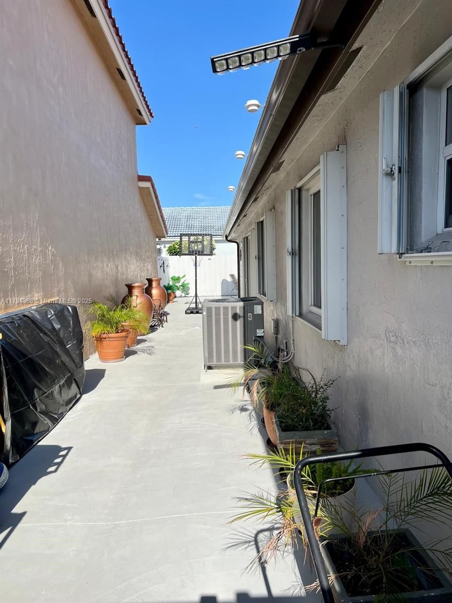 Real estate property located at 9511 155th Ave, Miami-dade, Highlands At Kendall, Miami, FL