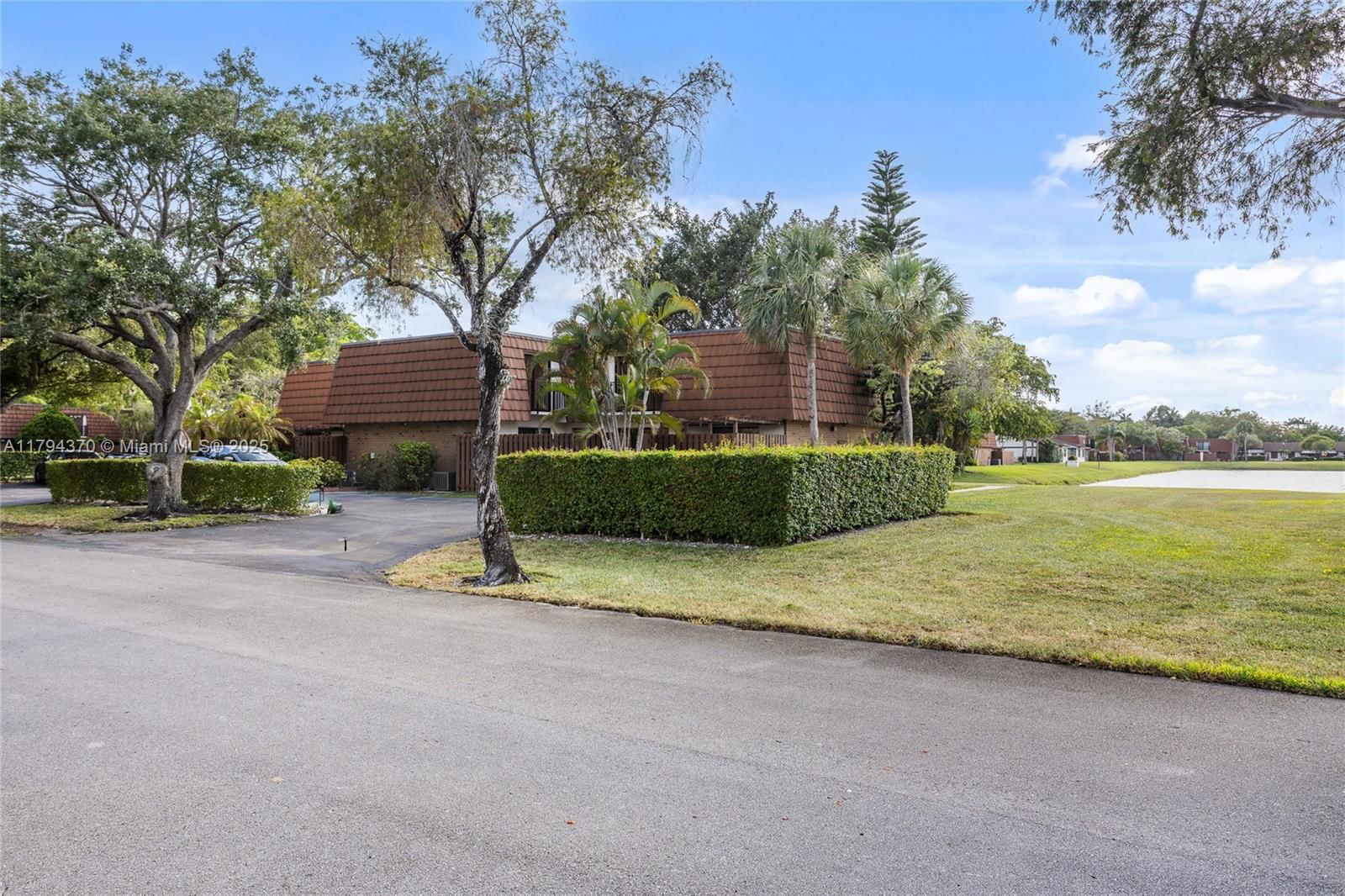 Real estate property located at 853 118th Ter, Broward, Lake Pine Village, Davie, FL