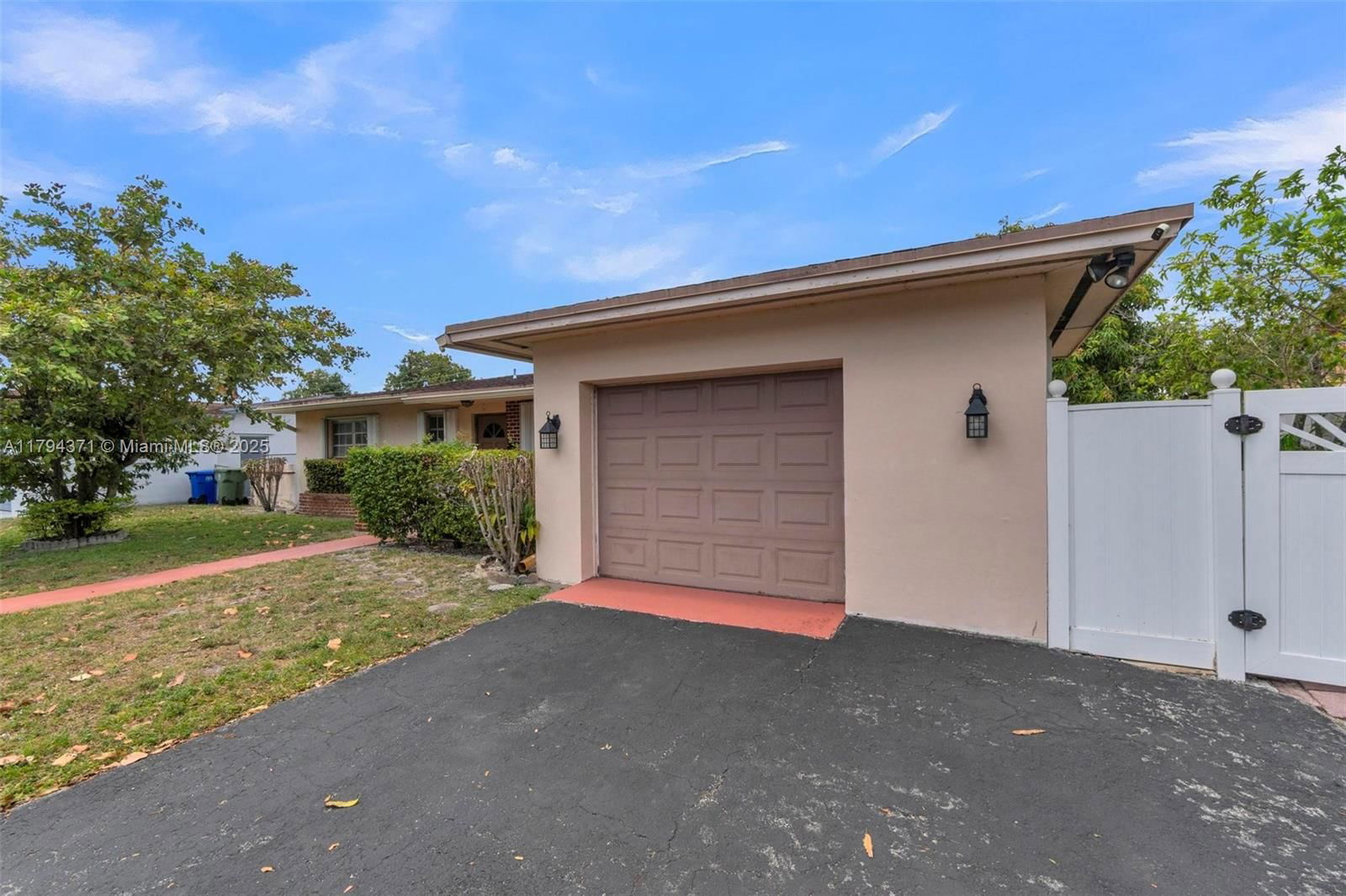 Real estate property located at 700 76th Ave, Broward, Boulevard Heights Sec 11, Pembroke Pines, FL