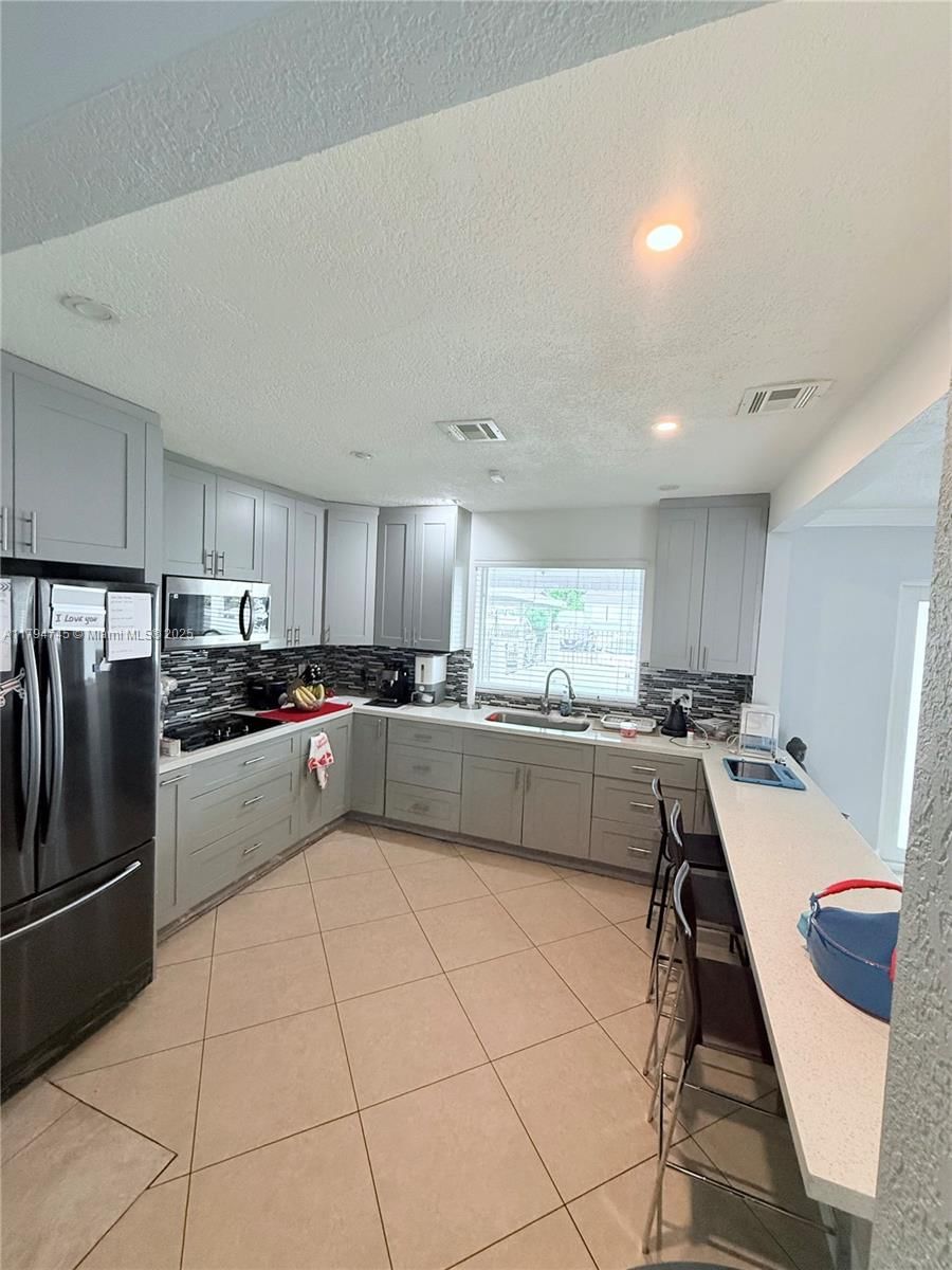 Real estate property located at 1360 4th Ln, Miami-dade, Manor Gardens, Hialeah, FL