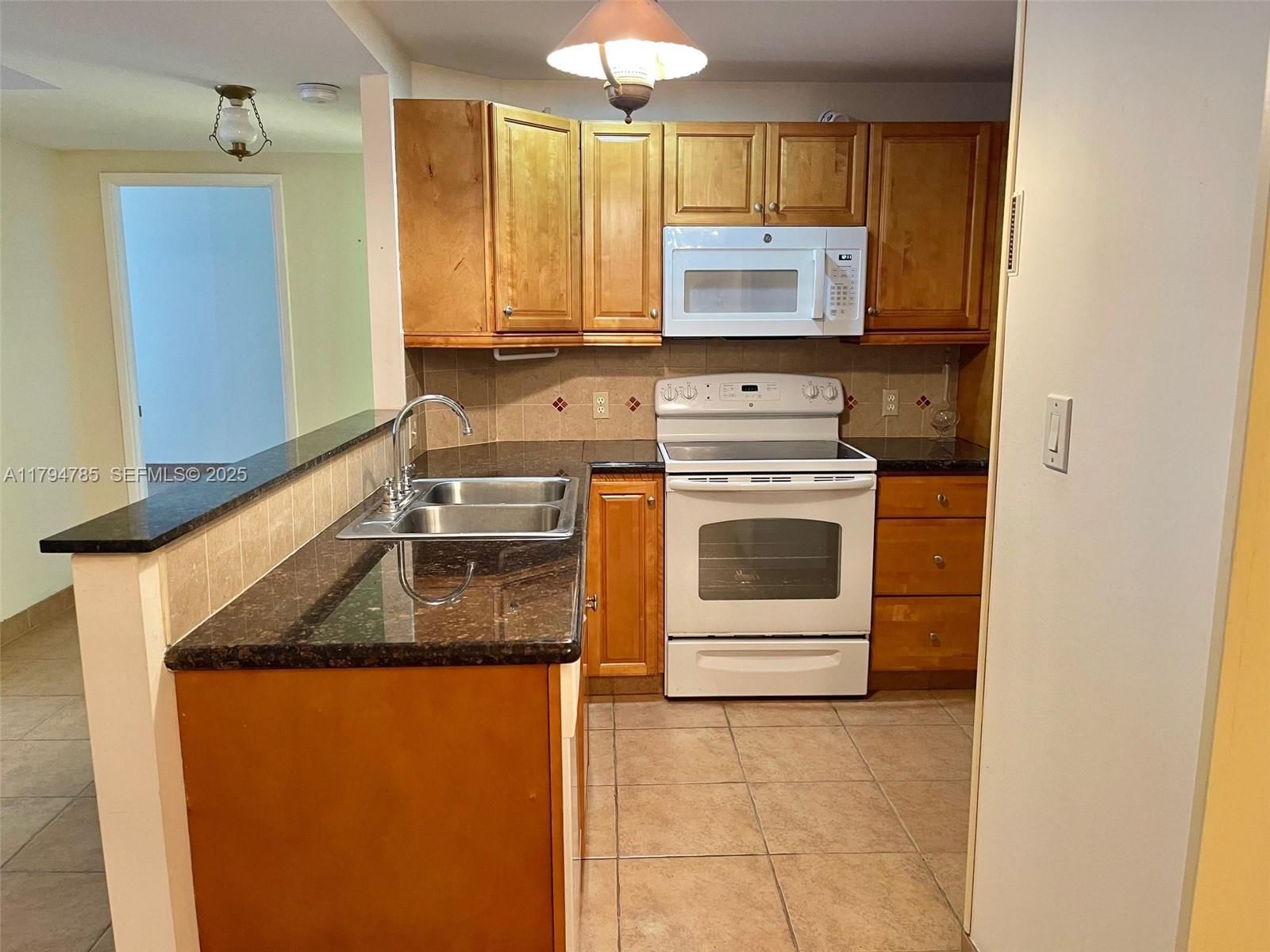 Real estate property located at 4330 Hillcrest Dr #214, Broward, Hillcrest East No 23 Cond, Hollywood, FL