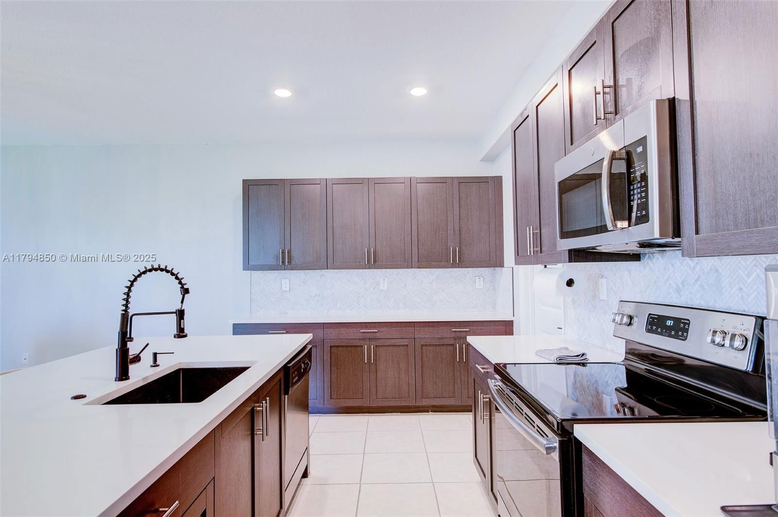 Real estate property located at 2575 2nd St, Miami-dade, Kingman Commons, Homestead, FL