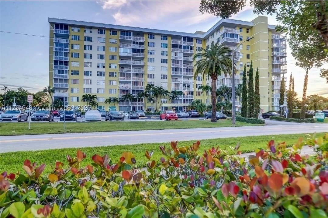 Real estate property located at 4400 Hillcrest Dr #215-B, Broward, Hillcrest N0 21 Condo, Hollywood, FL