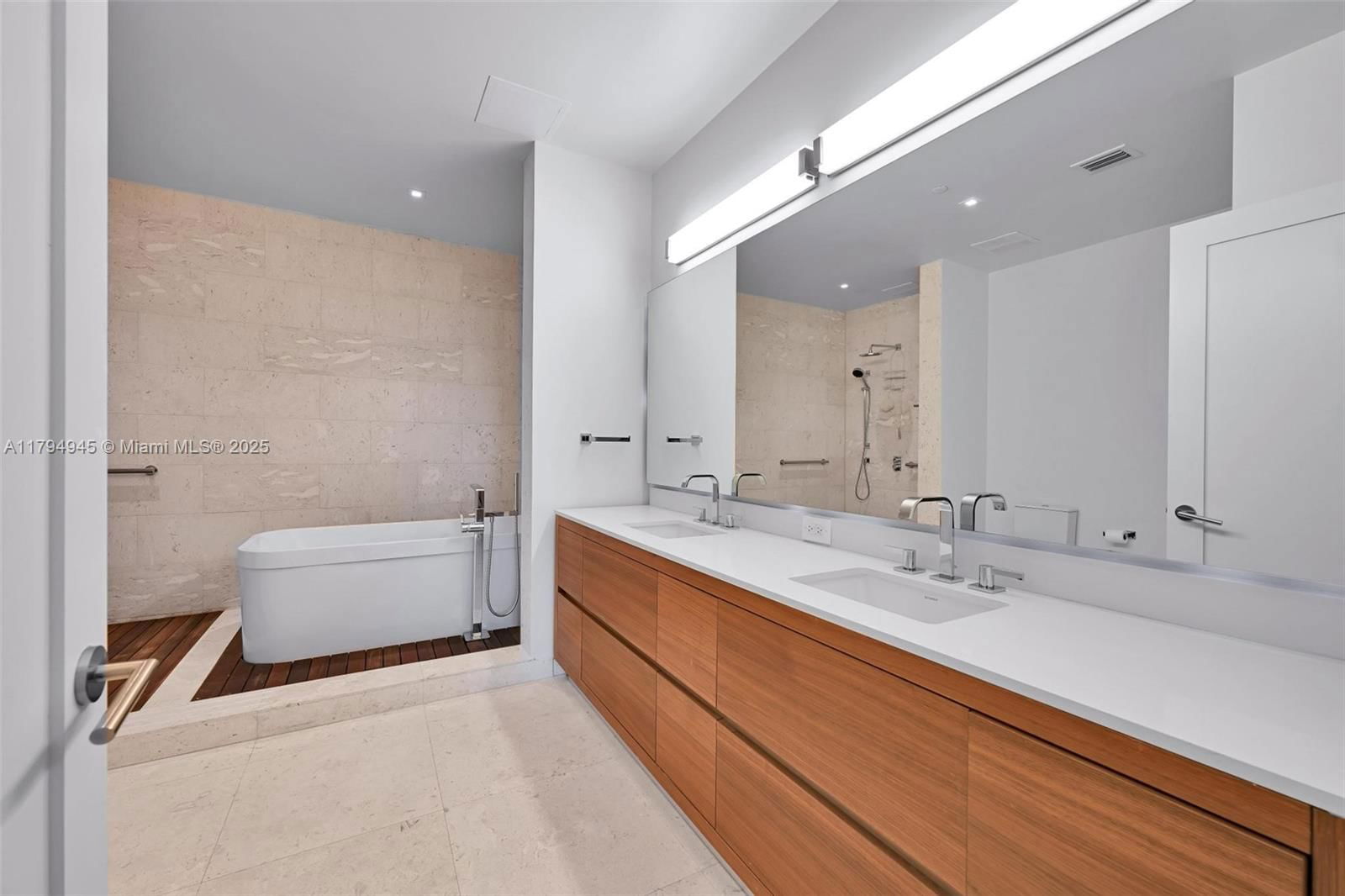 Real estate property located at 3581 Glencoe St #207, Miami-dade, Brickells Flagler, Miami, FL