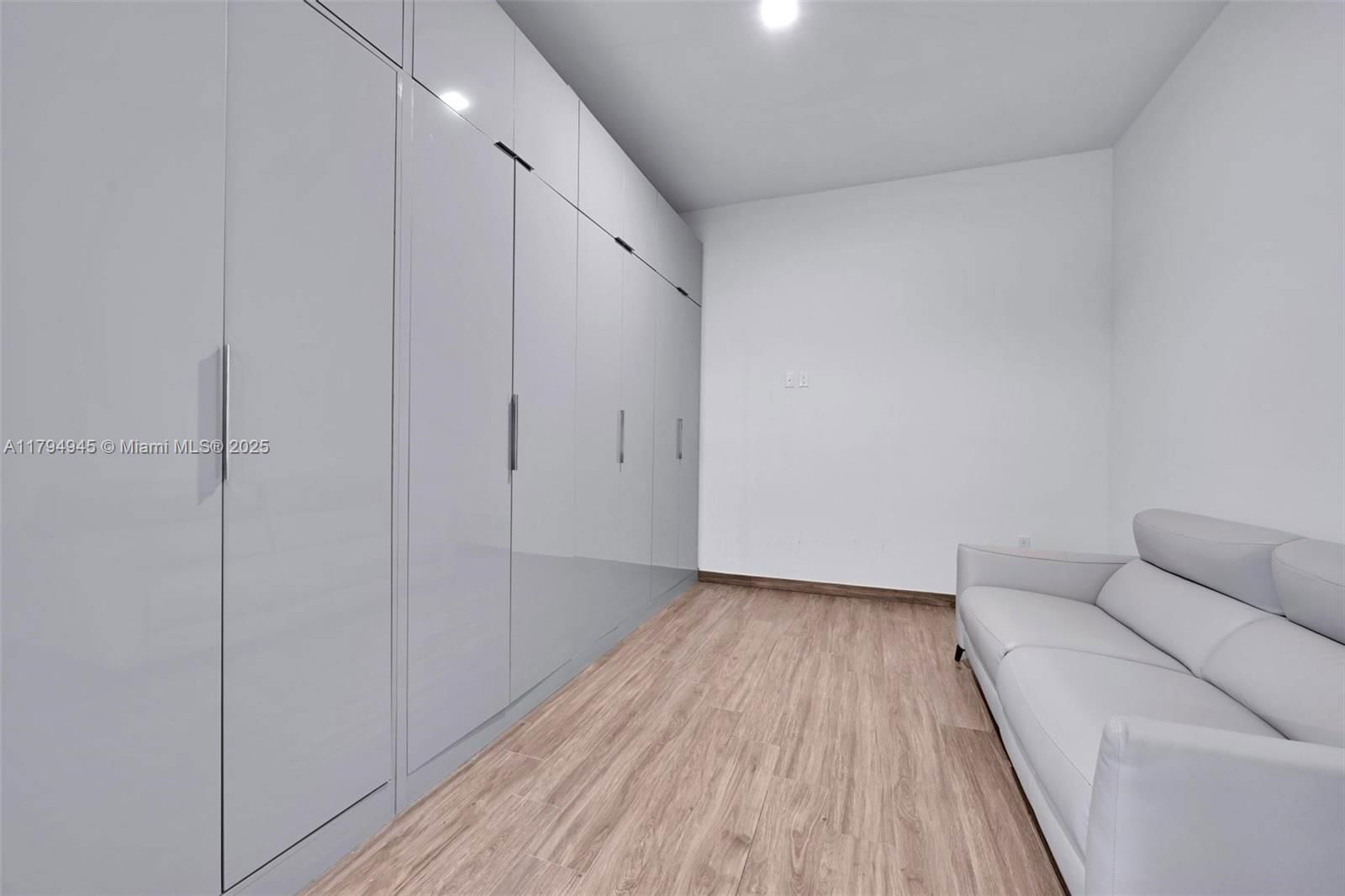 Real estate property located at 3581 Glencoe St #207, Miami-dade, Brickells Flagler, Miami, FL