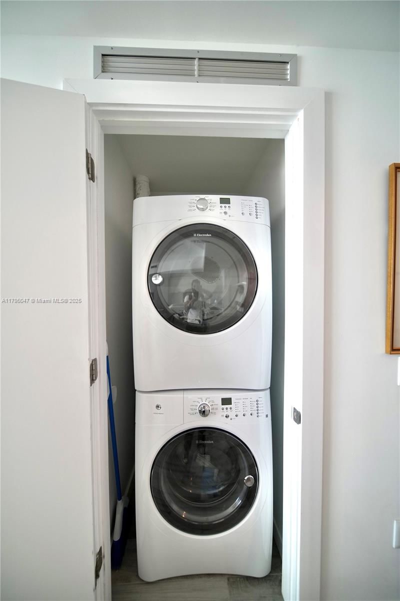 Real estate property located at 2900 7th Ave #1705, Miami-dade, Biscayne Beach Condo, Miami, FL