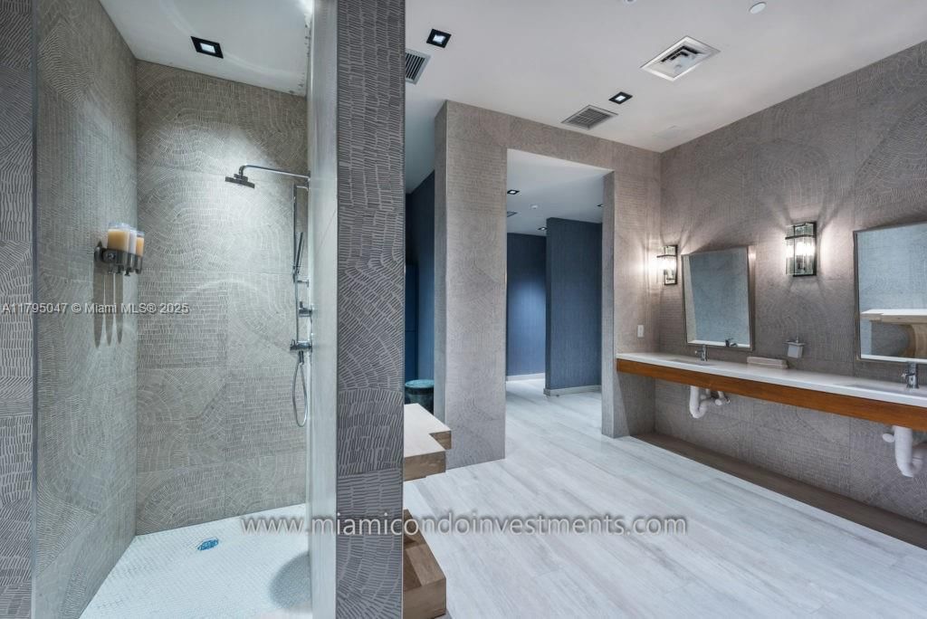 Real estate property located at 2900 7th Ave #1705, Miami-dade, Biscayne Beach Condo, Miami, FL