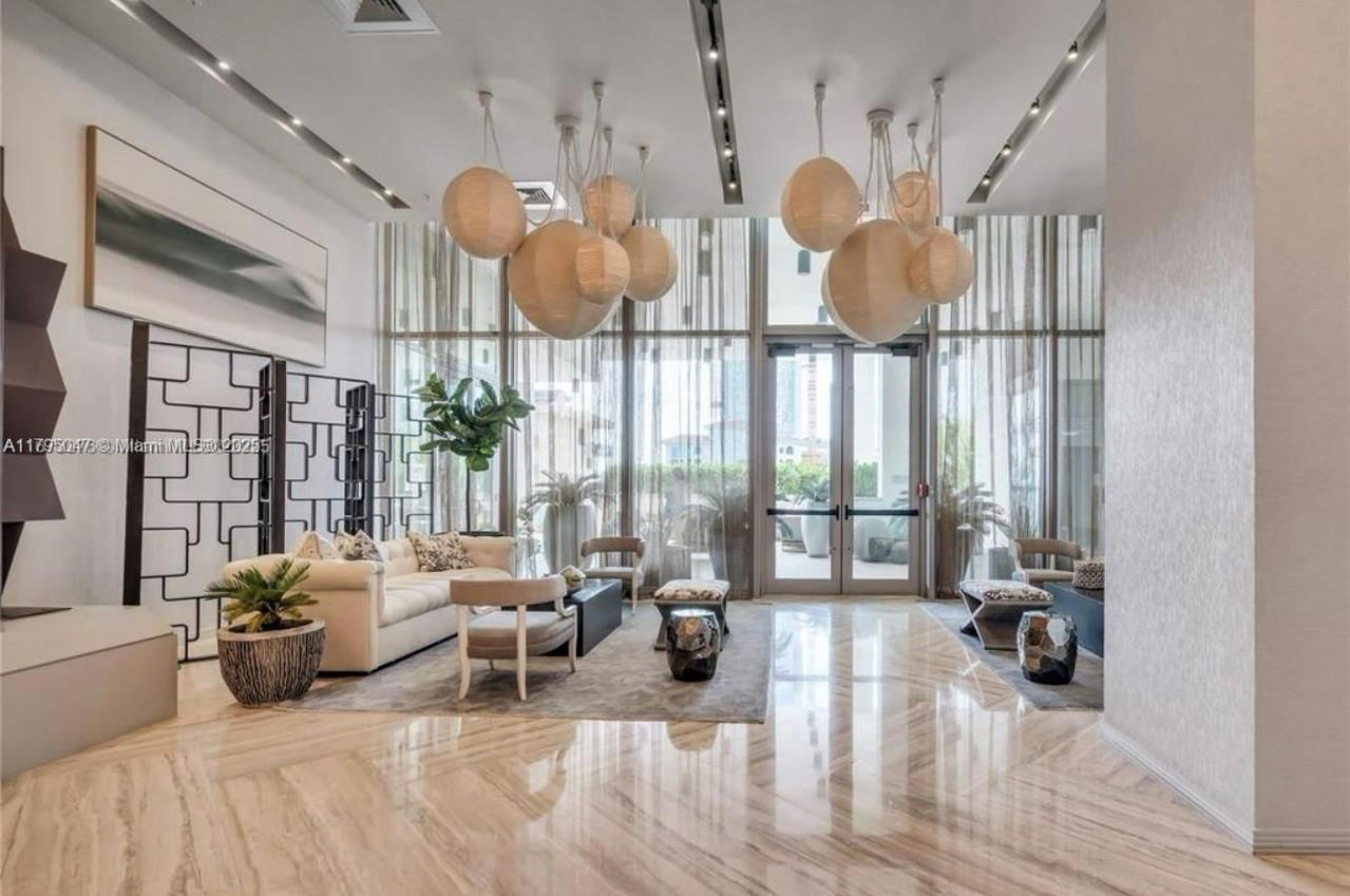Real estate property located at 2900 7th Ave #1705, Miami-dade, Biscayne Beach Condo, Miami, FL