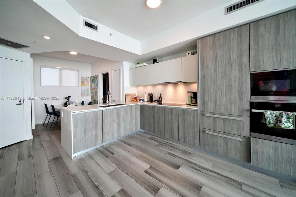 Real estate property located at 2900 7th Ave #1705, Miami-dade, Biscayne Beach Condo, Miami, FL