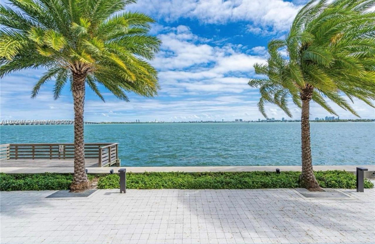 Real estate property located at 2900 7th Ave #1705, Miami-dade, Biscayne Beach Condo, Miami, FL