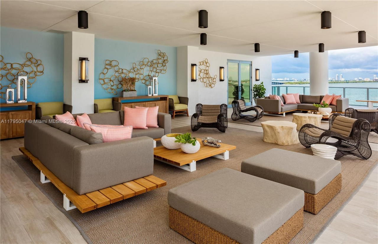 Real estate property located at 2900 7th Ave #1705, Miami-dade, Biscayne Beach Condo, Miami, FL