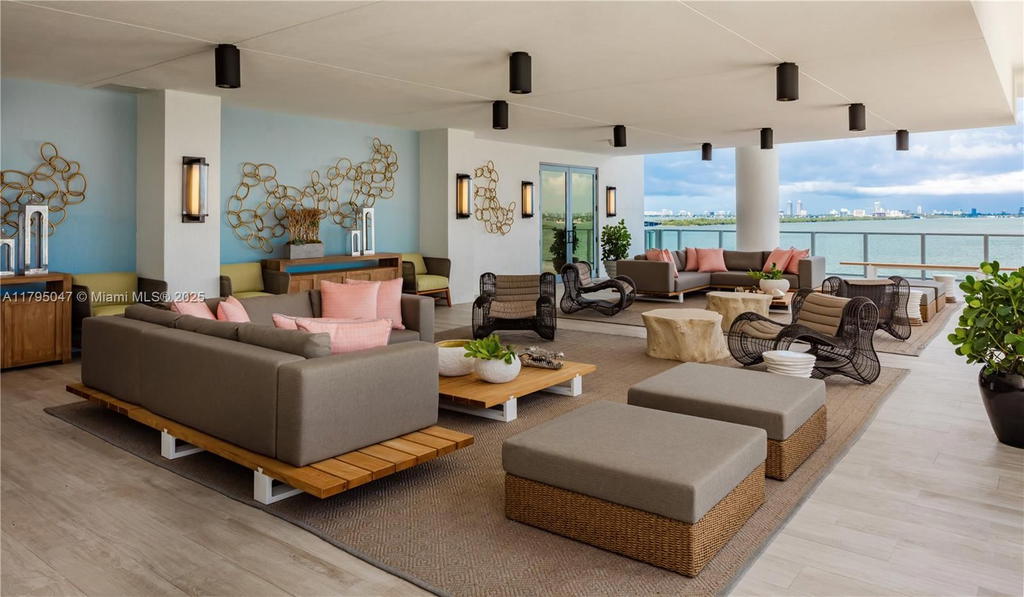 Real estate property located at 2900 7th Ave #1705, Miami-dade, Biscayne Beach Condo, Miami, FL