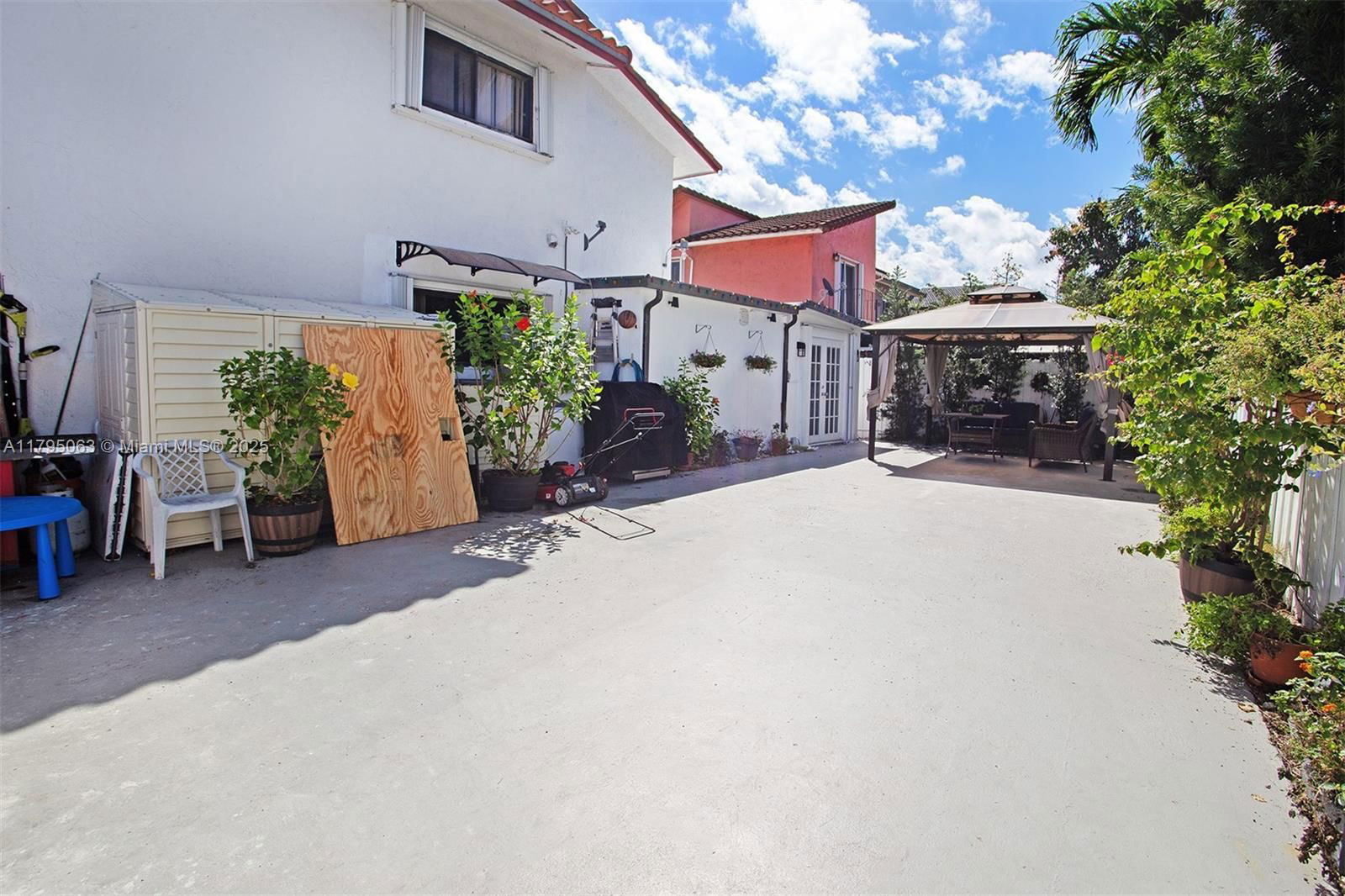Real estate property located at 12424 10th Ter, Miami-dade, Villas At The Lake, Miami, FL