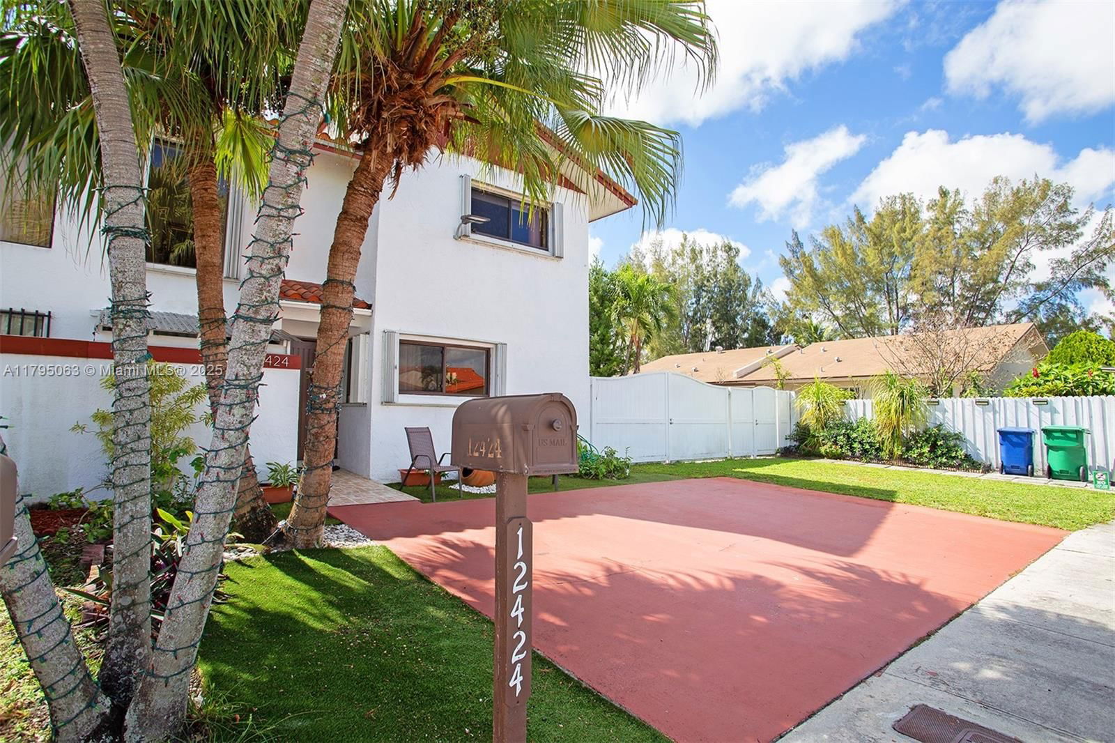 Real estate property located at 12424 10th Ter, Miami-dade, Villas At The Lake, Miami, FL