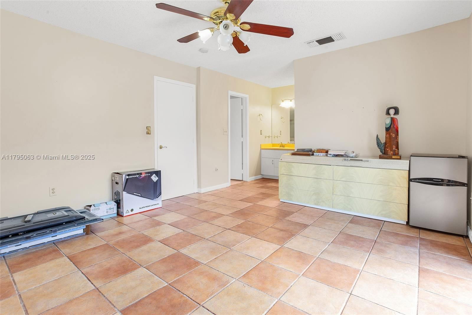 Real estate property located at 12424 10th Ter, Miami-dade, Villas At The Lake, Miami, FL