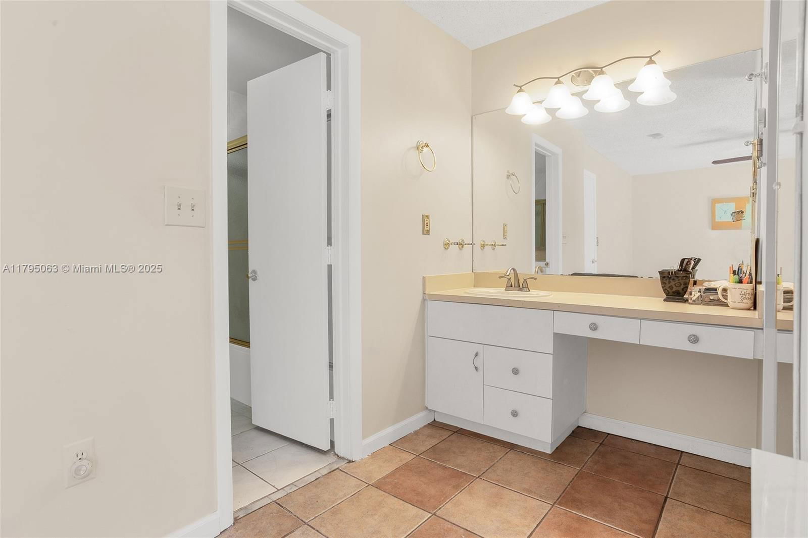 Real estate property located at 12424 10th Ter, Miami-dade, Villas At The Lake, Miami, FL