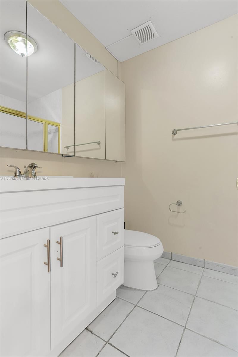 Real estate property located at 12424 10th Ter, Miami-dade, Villas At The Lake, Miami, FL