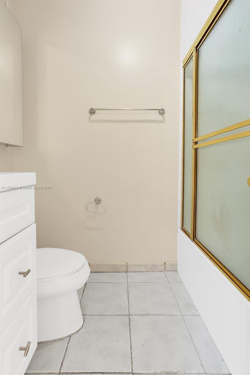 Real estate property located at 12424 10th Ter, Miami-dade, Villas At The Lake, Miami, FL
