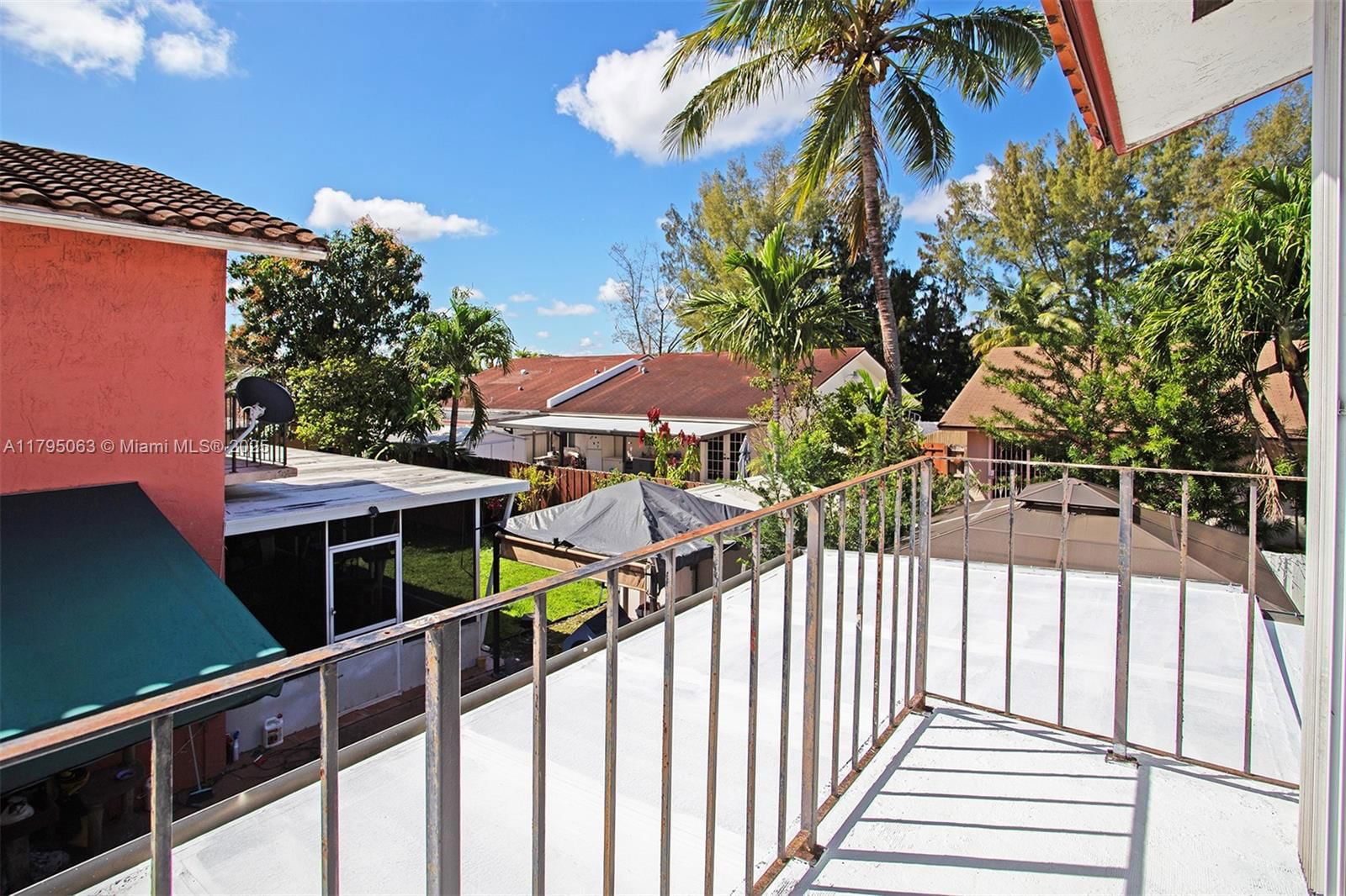 Real estate property located at 12424 10th Ter, Miami-dade, Villas At The Lake, Miami, FL
