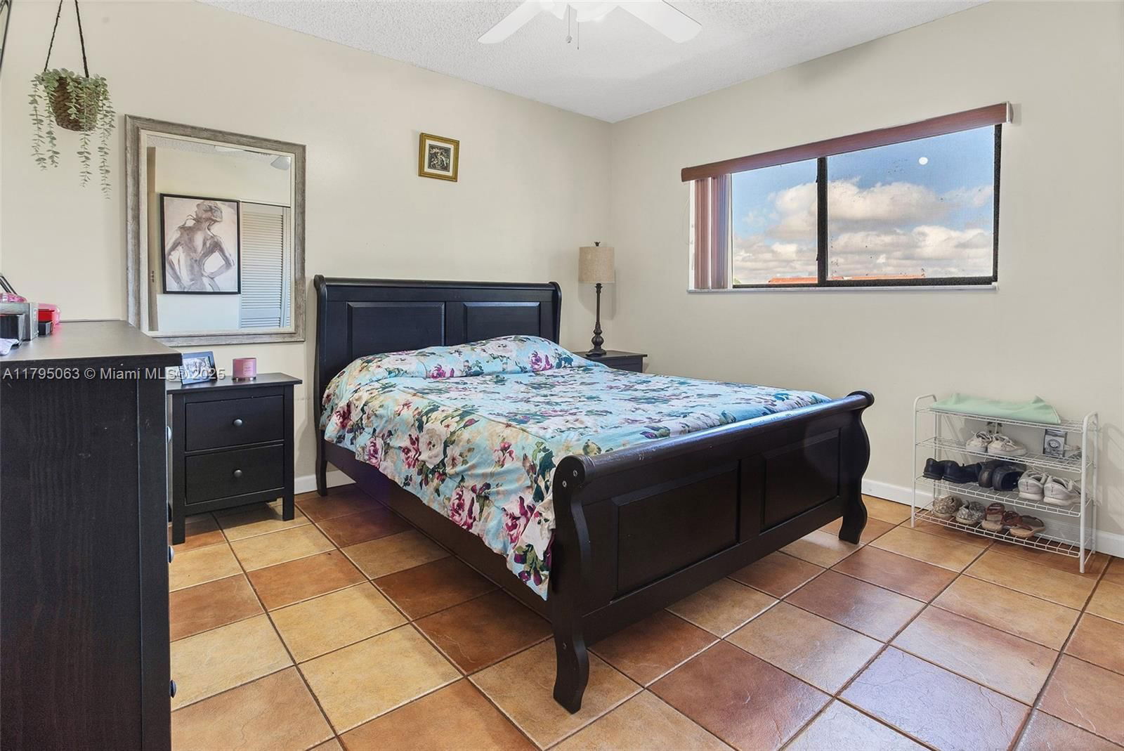 Real estate property located at 12424 10th Ter, Miami-dade, Villas At The Lake, Miami, FL