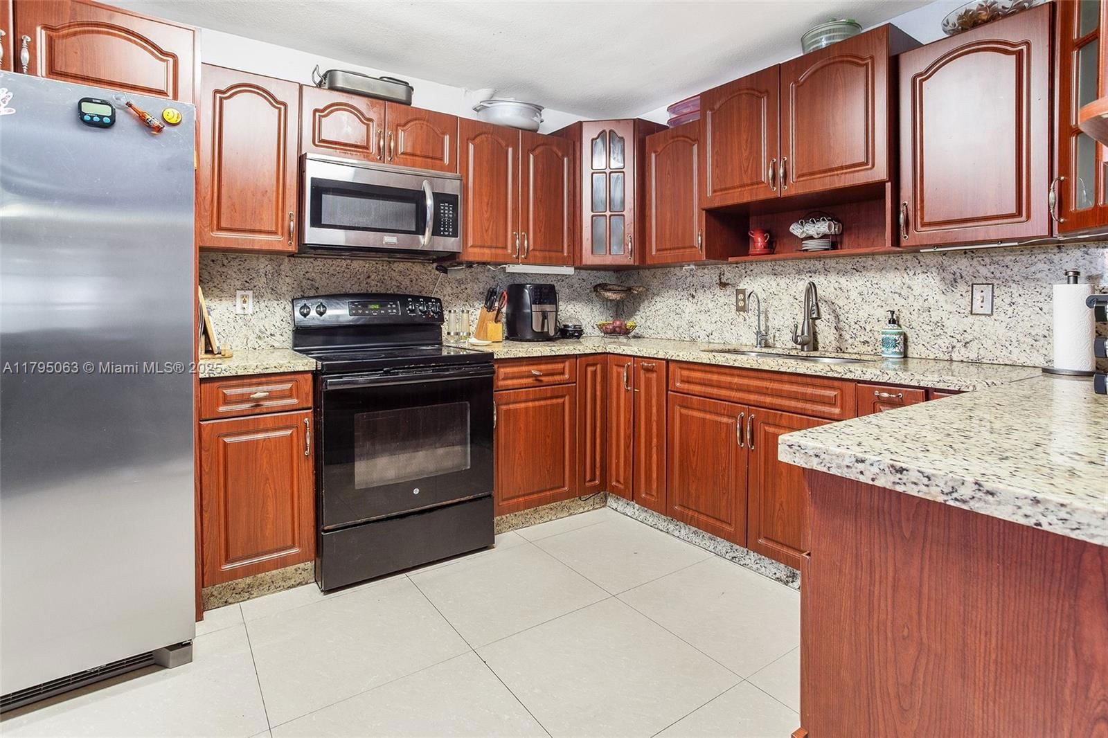 Real estate property located at 12424 10th Ter, Miami-dade, Villas At The Lake, Miami, FL