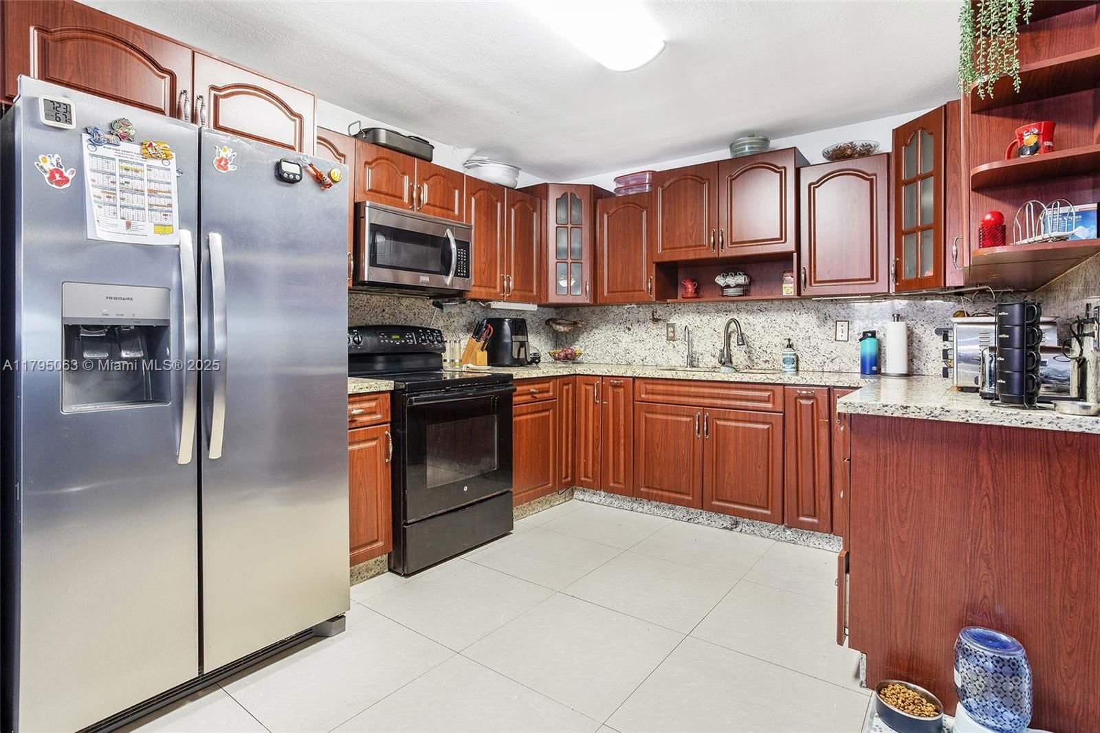 Real estate property located at 12424 10th Ter, Miami-dade, Villas At The Lake, Miami, FL