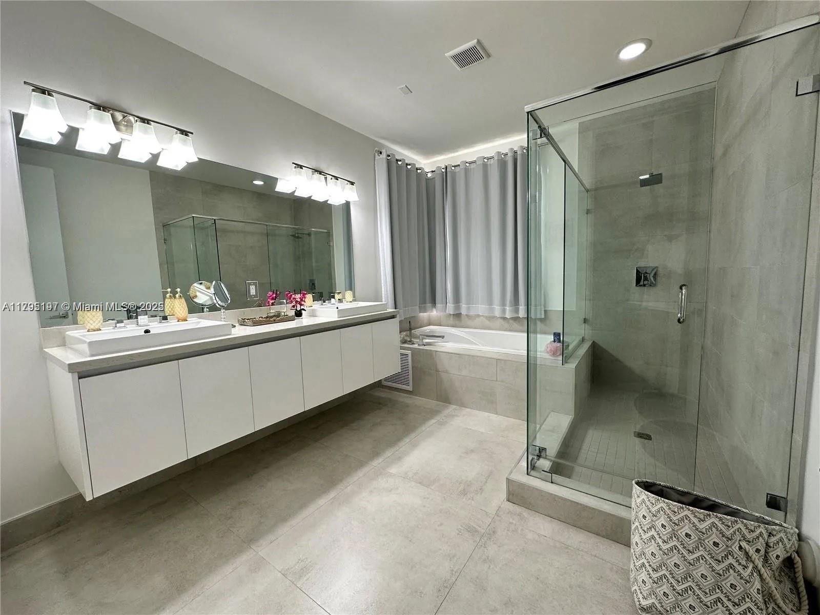 Real estate property located at 10126 76th Ter, Miami-dade, Doral Commons Residential, Doral, FL
