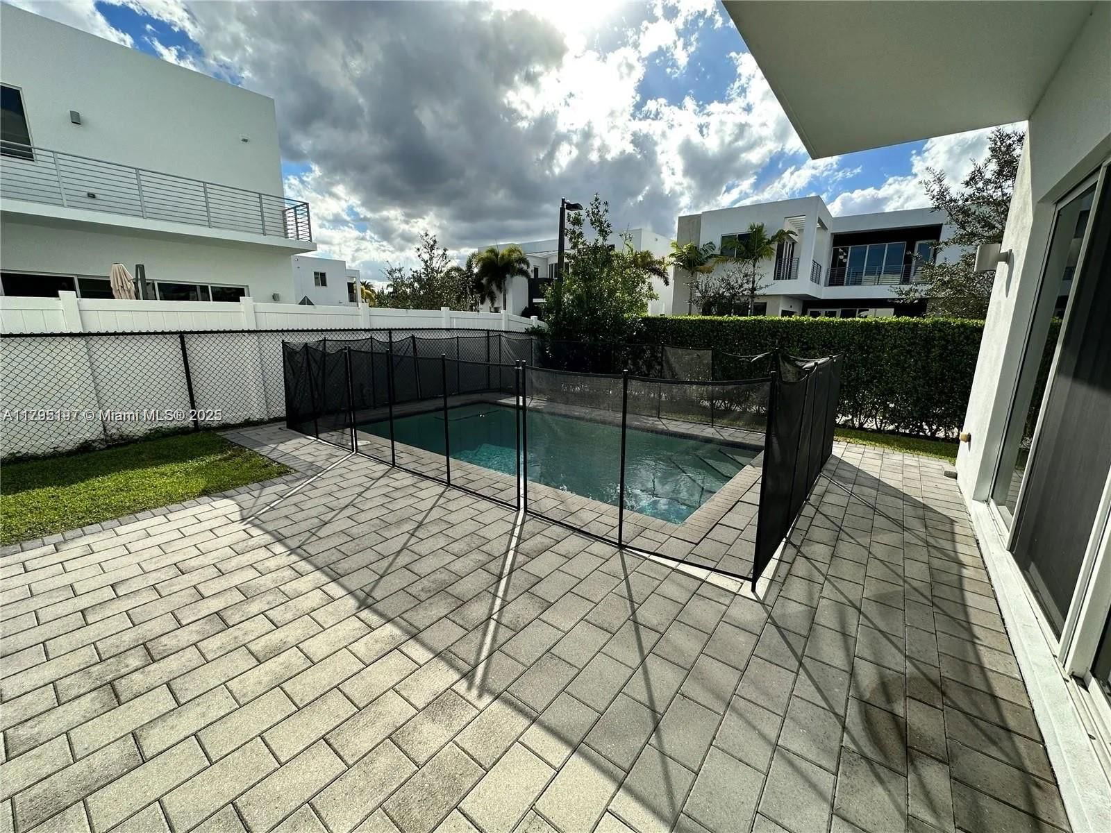Real estate property located at 10126 76th Ter, Miami-dade, Doral Commons Residential, Doral, FL
