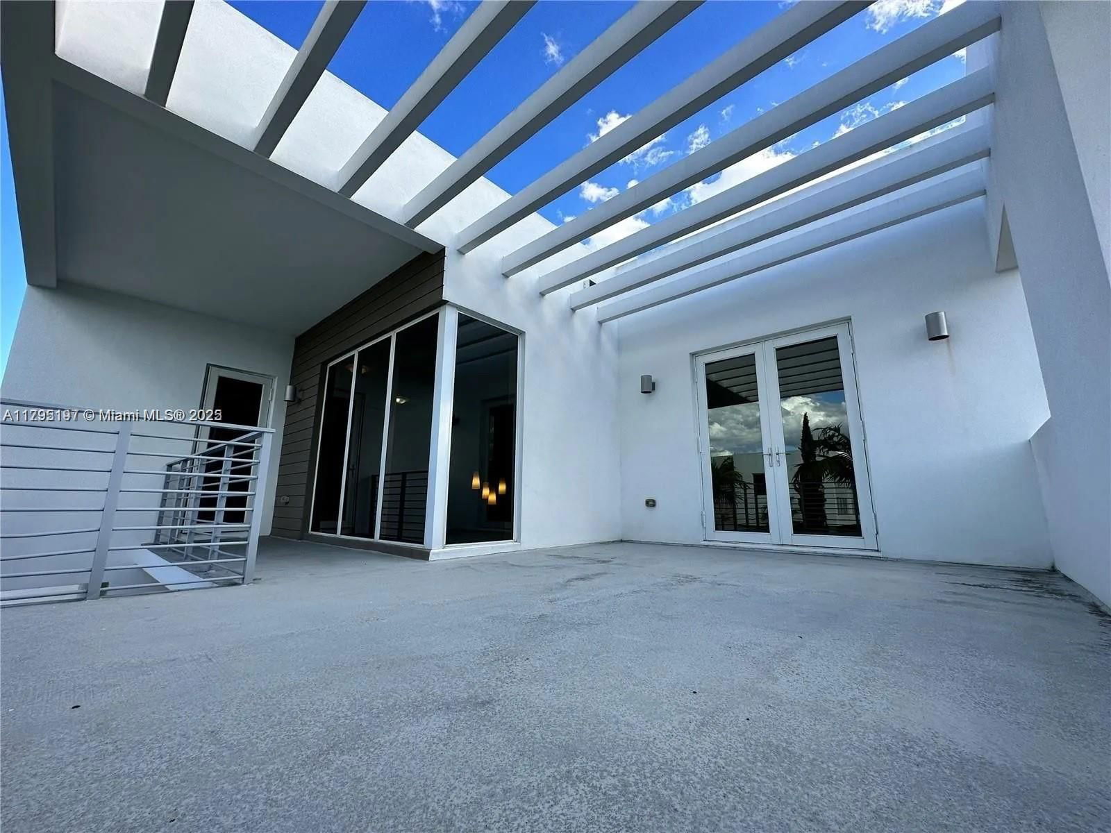 Real estate property located at 10126 76th Ter, Miami-dade, Doral Commons Residential, Doral, FL