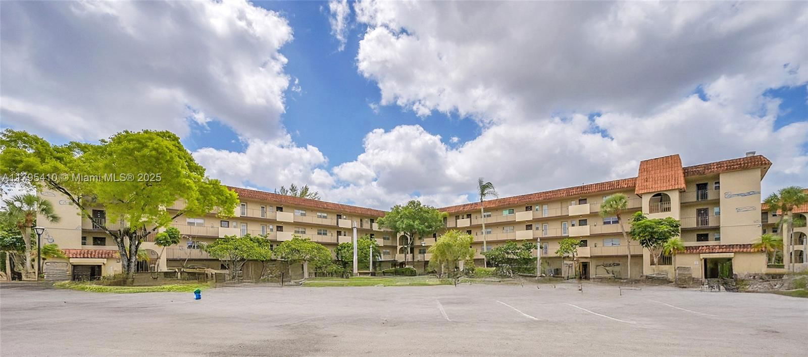 Real estate property located at 6100 Falls Cir Dr #205, Broward, Inverrary Country Club, Lauderhill, FL