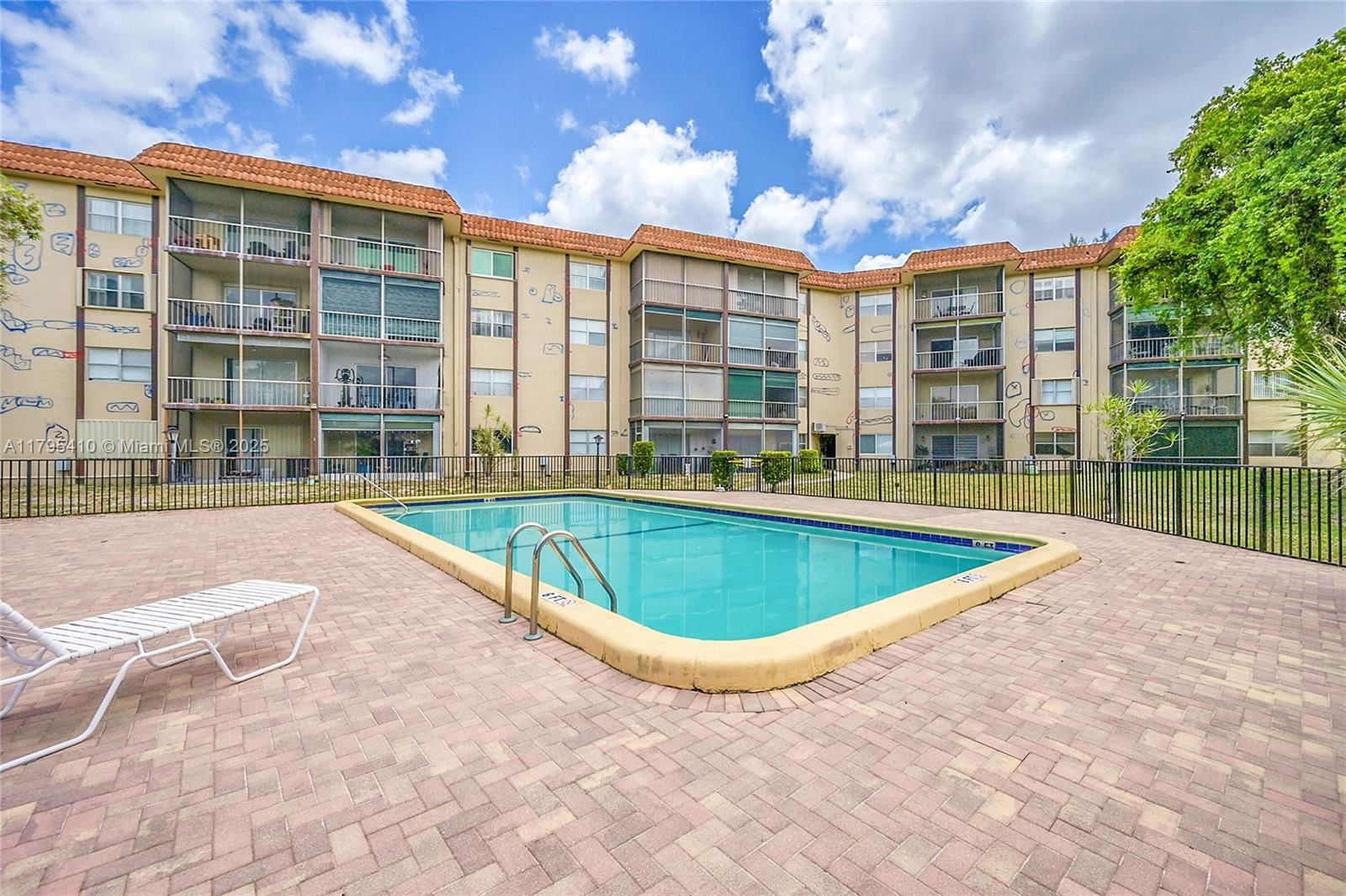 Real estate property located at 6100 Falls Cir Dr #205, Broward, Inverrary Country Club, Lauderhill, FL