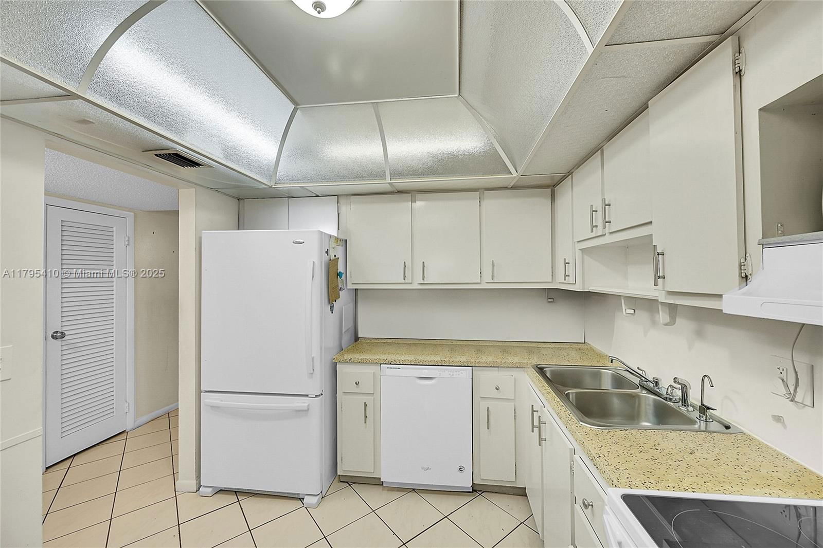 Real estate property located at 6100 Falls Cir Dr #205, Broward, Inverrary Country Club, Lauderhill, FL