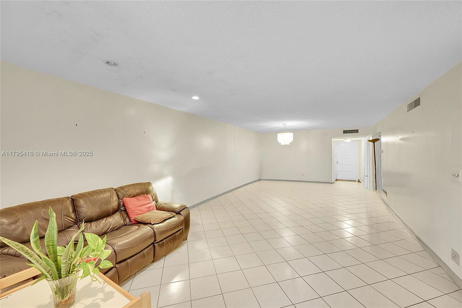 Real estate property located at 6100 Falls Cir Dr #205, Broward, Inverrary Country Club, Lauderhill, FL