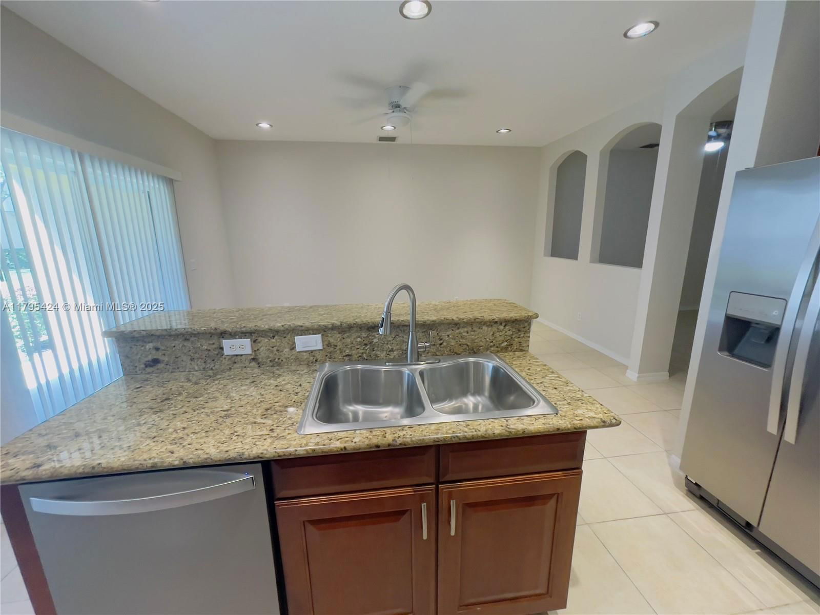 Real estate property located at 1560 Wilshire Pl #103, Martin, Lexington Lakes, Stuart, FL