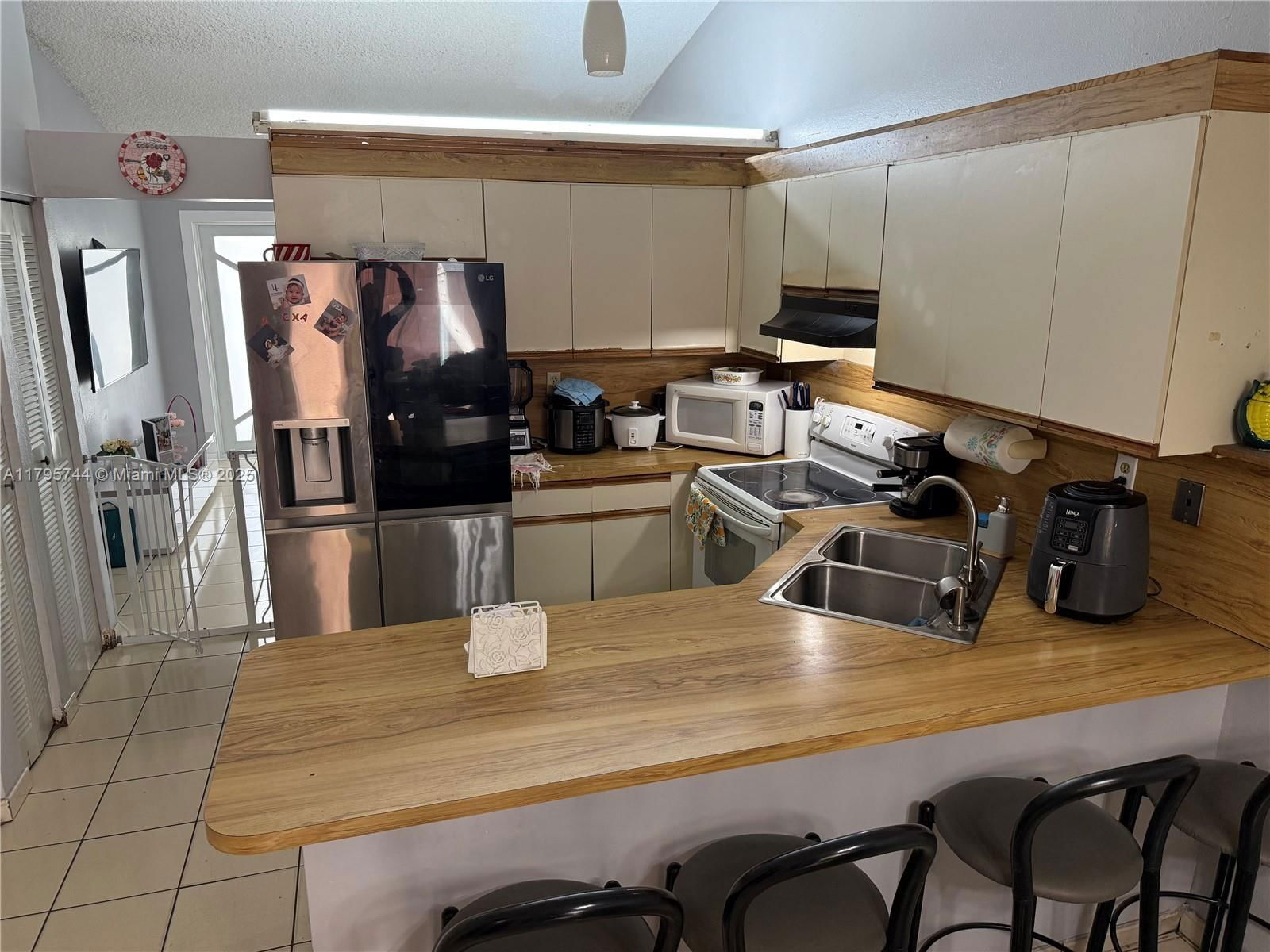 Real estate property located at 2104 53rd St, Miami-dade, Michelle Jardins No 3, Hialeah, FL
