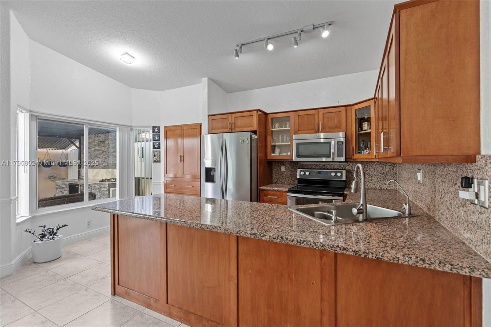 Real estate property located at 14162 87th Ct, Miami-dade, Avalon Estates, Miami Lakes, FL