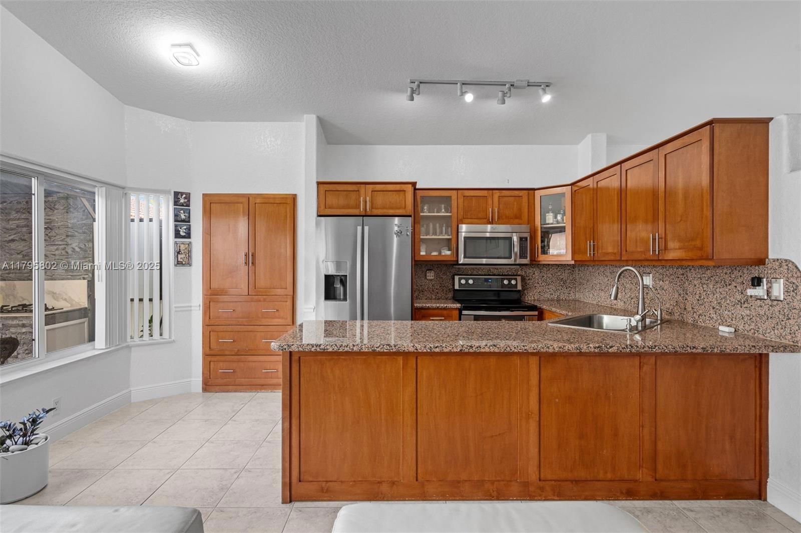 Real estate property located at 14162 87th Ct, Miami-dade, Avalon Estates, Miami Lakes, FL
