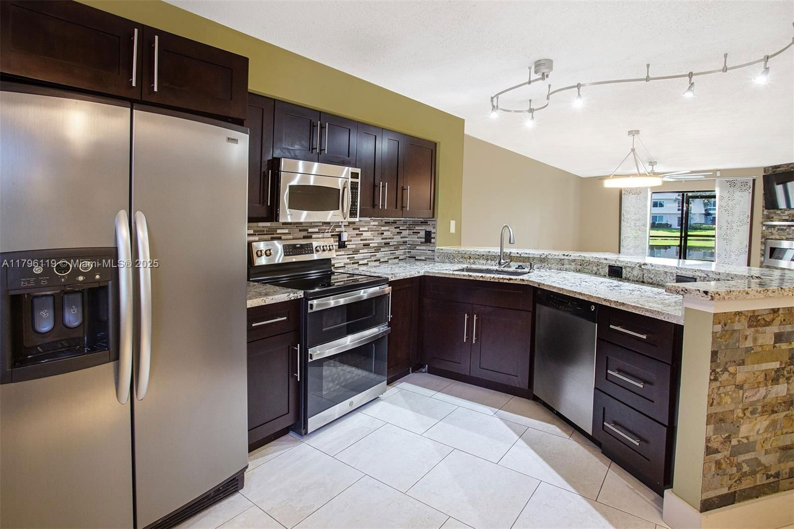 Real estate property located at 2213 Cypress Island Dr #102, Broward, Cypress Bend Condominium, Pompano Beach, FL
