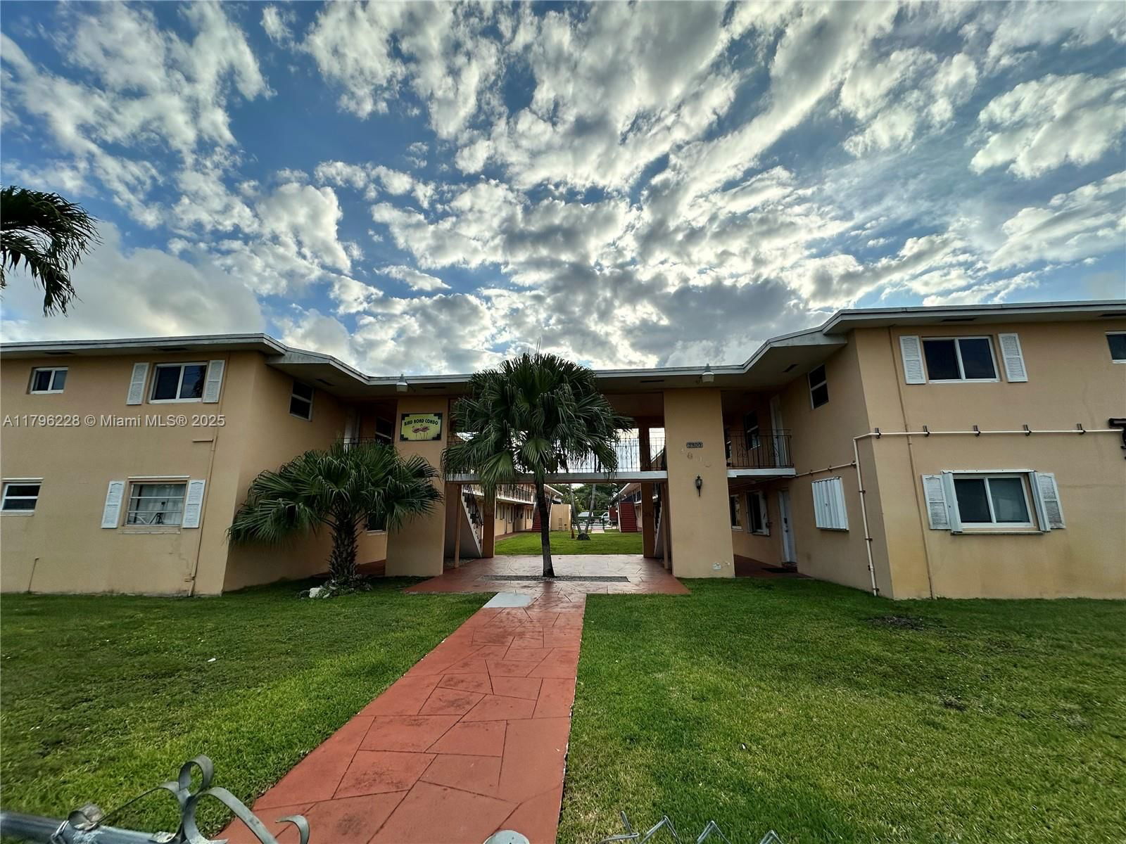 Real estate property located at 3800 102nd Ave #204, Miami-dade, Bird Road Condo, Miami, FL